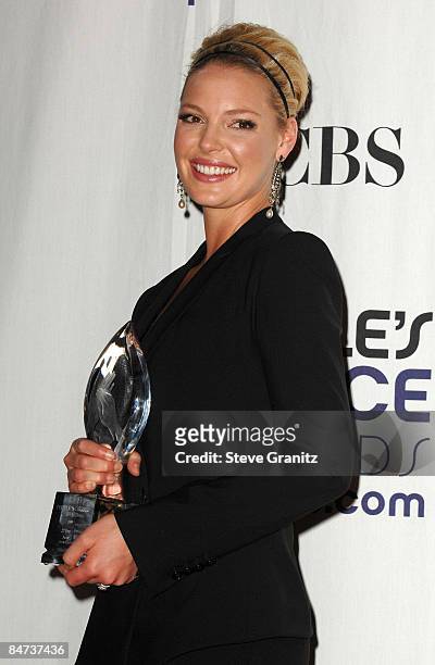 Actress Katherine Heigl poses in the press room at the 35th Annual People's Choice Awards held at the Shrine Auditorium on January 7, 2009 in Los...