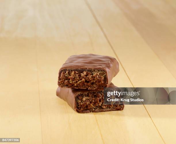 chocolate protein bar - protein bar fotografías e imágenes de stock