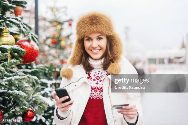 winter buiten winkelen - bontmuts stockfoto's en -beelden