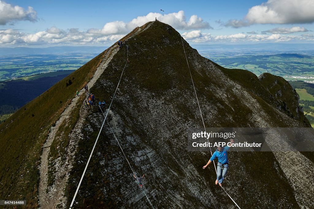 SLACKLINING-SUI-SPO-HIGHLINE-EXTREME