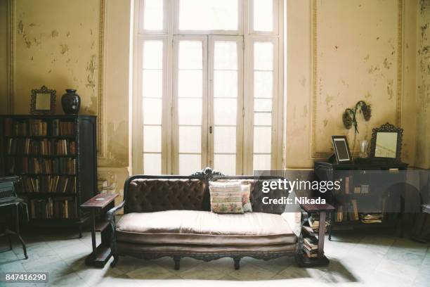 interno di villa coloniale decorata abbandonata - antique sofa styles foto e immagini stock