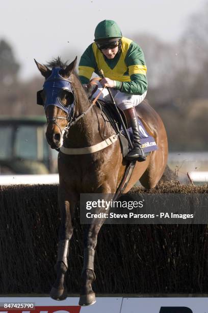 Panjo Bere ridden by Jamie Moore during the William Hill App 25 Sign-Up Bonus Handicap Chase