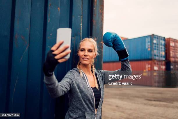 frau auf box-training - setzkasten stock-fotos und bilder