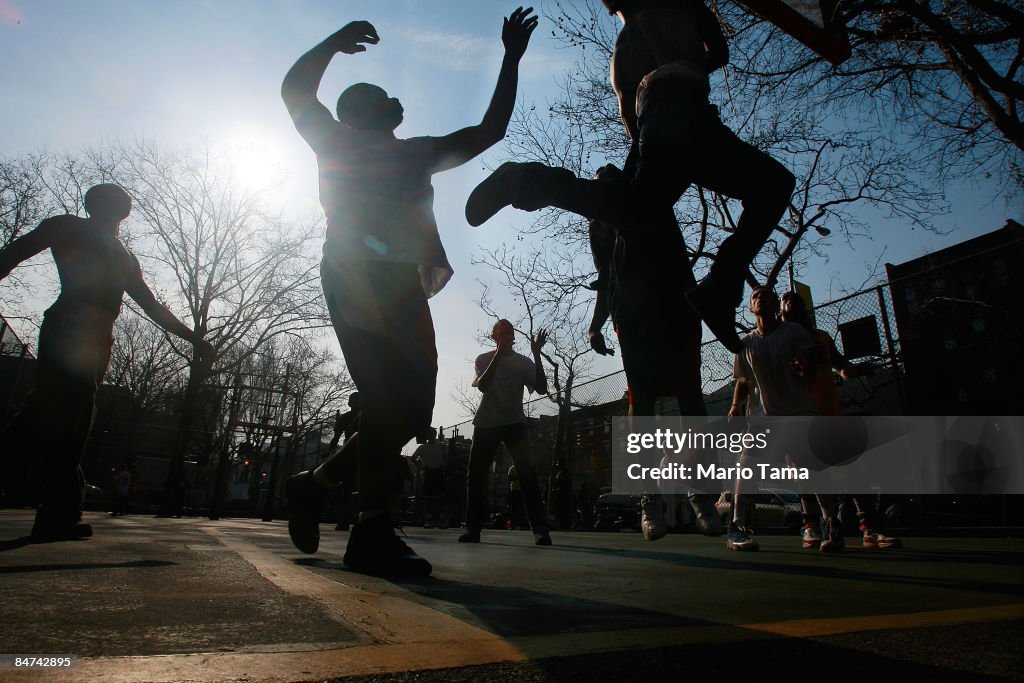 Unseasonably Mild Weather In New York City Pushes Temps Near 60 Degrees