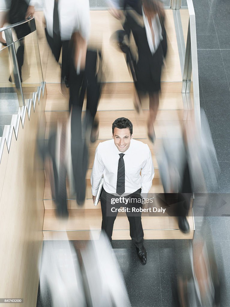 Ruhige Geschäftsmann, stehen in beschäftigt Büro