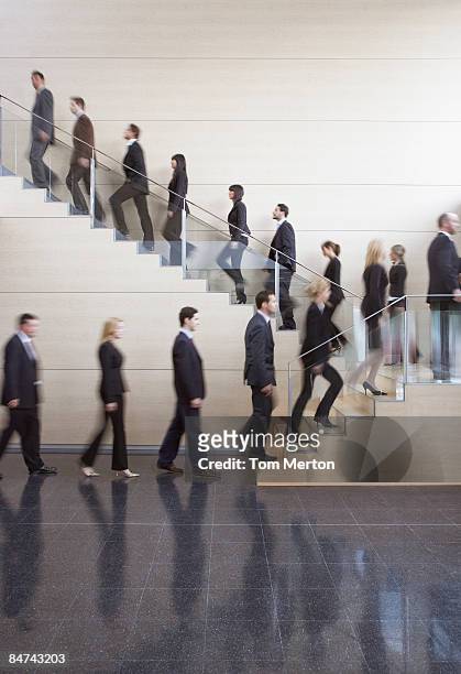los empresarios caminando en la oficina de escalera - seguir actividad móvil general fotografías e imágenes de stock