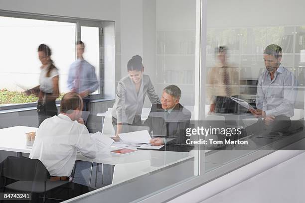 los empresarios trabajando en una sala de conferencias de negocios - árbitro fotografías e imágenes de stock
