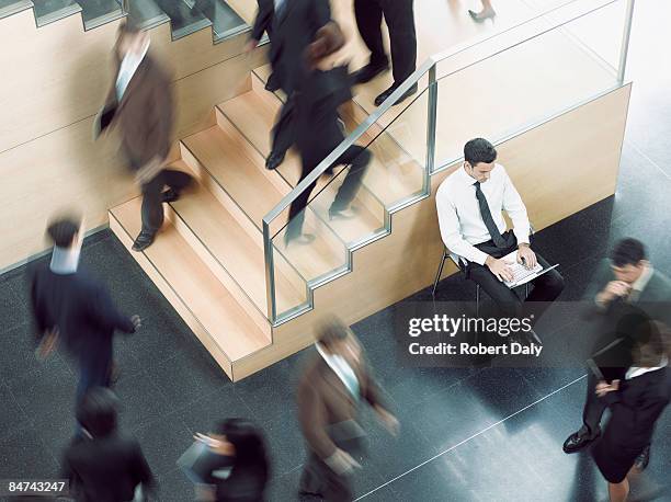 geschäftsmann arbeiten in beschäftigt büro-korridor - folgen bewegungsaktivität stock-fotos und bilder