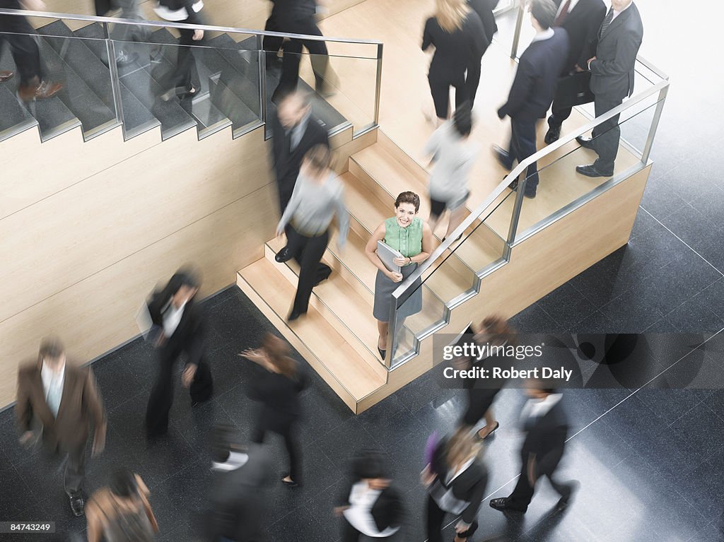 Geschäftsmann Schiefer in beschäftigt Büro-Treppe