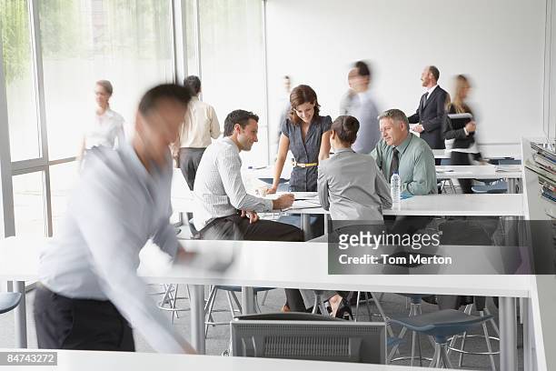 geschäftsleute arbeiten im business-center - corporate training stock-fotos und bilder