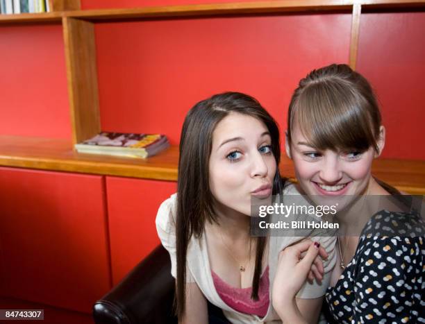 flirtatious teenage girls in cafe - sólo chicas adolescentes fotografías e imágenes de stock