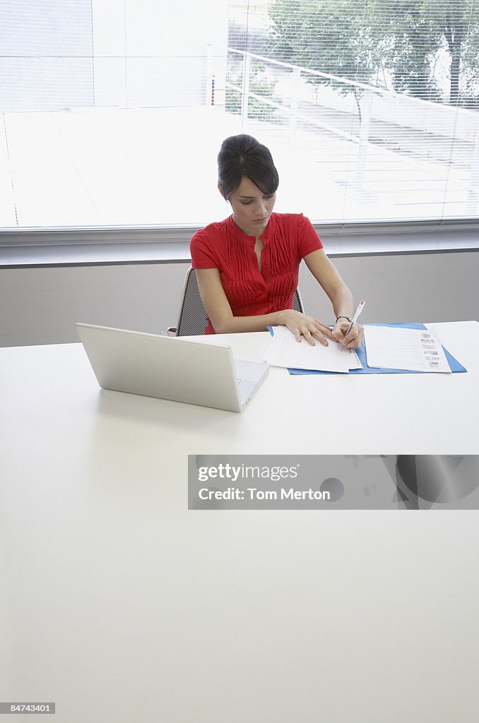 Mulher de Negócios escrevendo no escritório