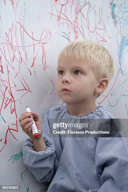 boy scribbling on whiteboard - kid with markers 個照片及圖片檔