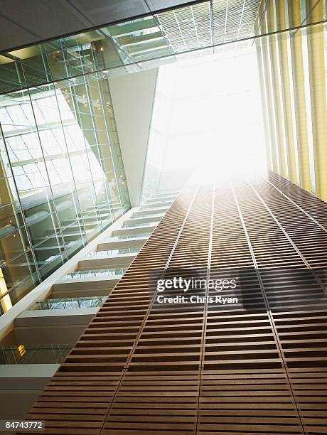modernos edificios de oficinas - atrio-característica-arquitectónica fotografías e imágenes de stock