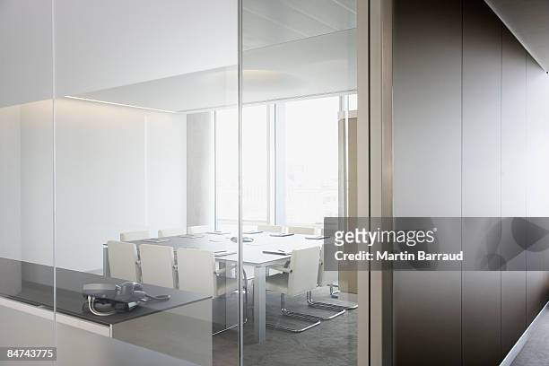 empty conference room in modern office - vogues forces of fashion conference stockfoto's en -beelden