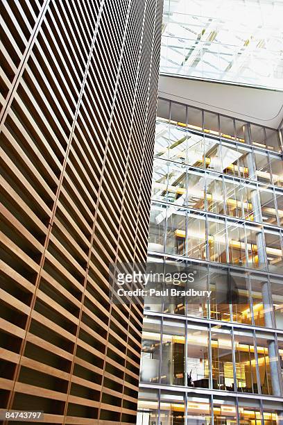 modern office building exterior - architectonisch element stockfoto's en -beelden