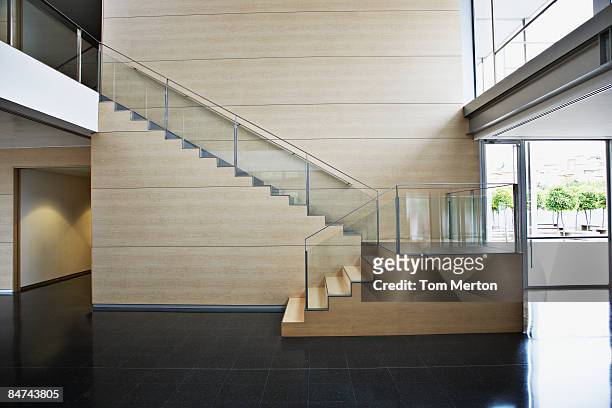 scalinata in ufficio moderno edificio - lobby foto e immagini stock