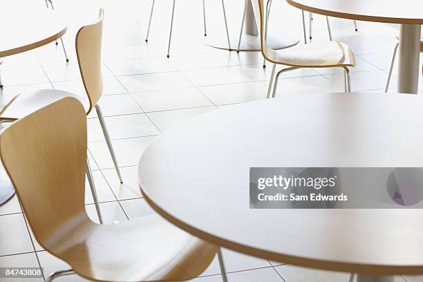 cafe tables and chairs - kantine stockfoto's en -beelden