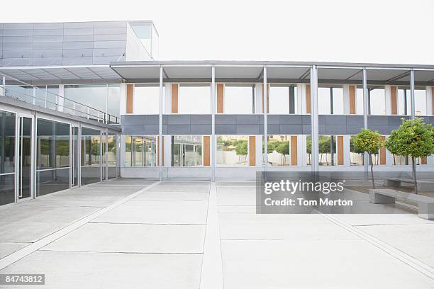 courtyard hotel mit modernen und office building - gebäude außen stock-fotos und bilder