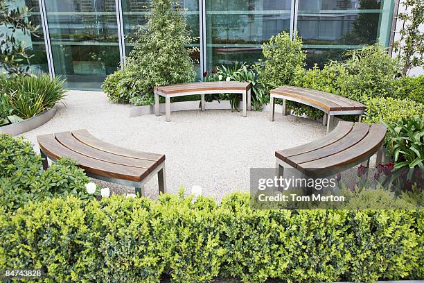 circular bancos en el patio - banco asiento fotografías e imágenes de stock