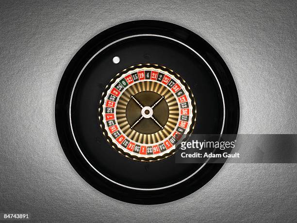 spinning roulette wheel - roulette photos et images de collection