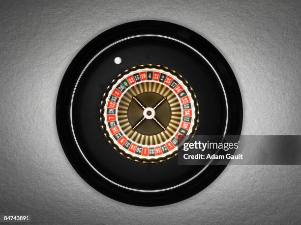 spinning roulette wheel - roulette stockfoto's en -beelden