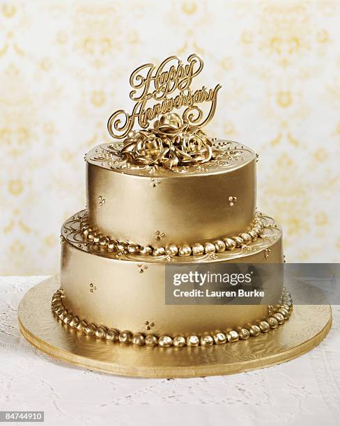 gold anniversary cake - cinquantième anniversaire de mariage photos et images de collection