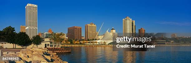 milwaukee, wisconsin - milwaukee skyline stock-fotos und bilder