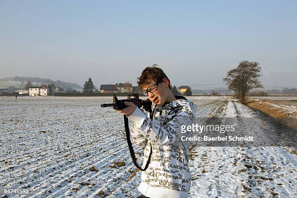 boy with soft air gun - air soft gun - fotografias e filmes do acervo