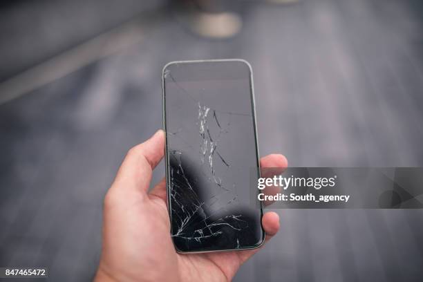 gebroken slimme telefoon - boulevard of broken dreams stockfoto's en -beelden