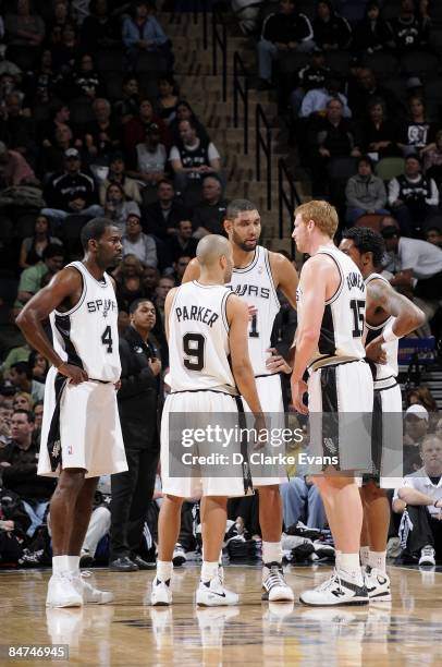 Michael Finley, Tony Parker, Tim Duncan, Matt Bonner and Roger Mason of the San Antonio Spurs huddle on the court during the game against the Indiana...