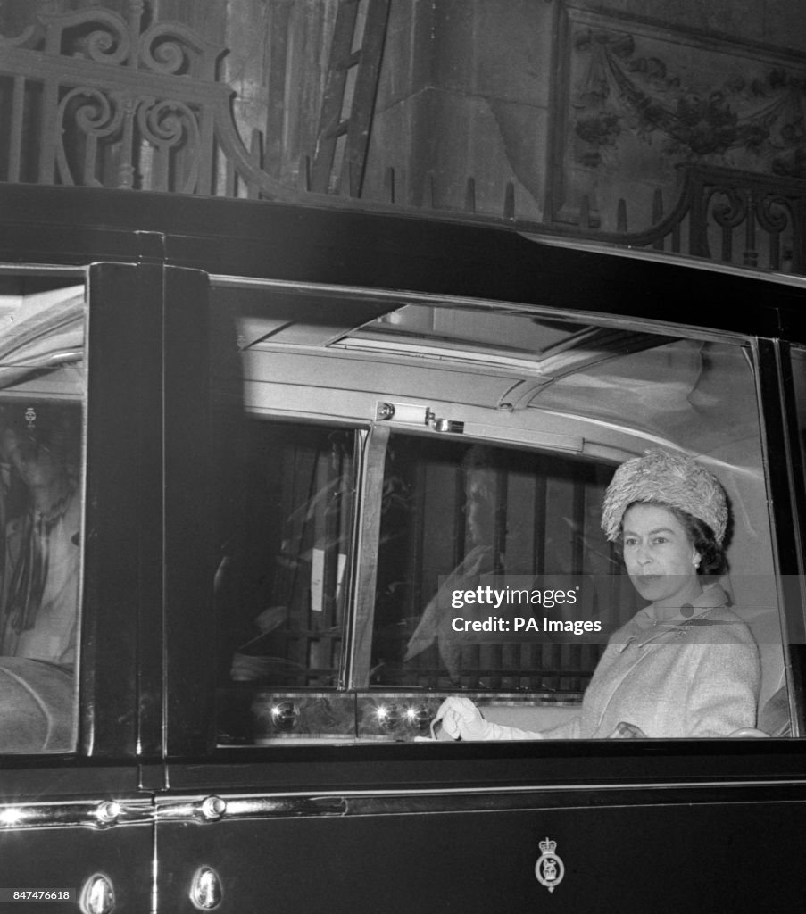 Royalty - Queen Elizabeth II - Victoria Station, London