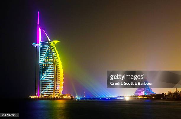 burj al arab hotel (l) and jumeirah beach hotel - burj al arab night stockfoto's en -beelden