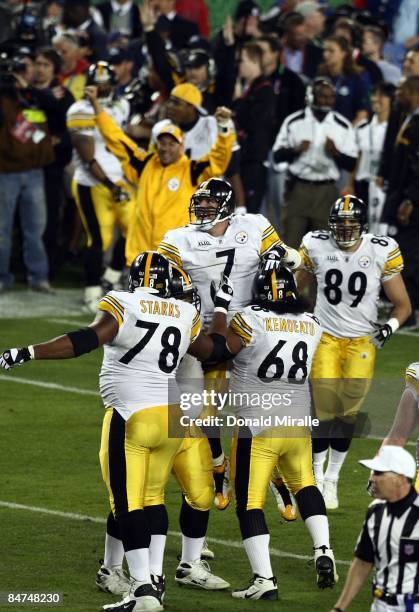 Quarterback Ben Roethlisberger of the Pittsburgh Steelers celebrates the winning touchdown en route to his team's 27-23 victory over the Arizona...