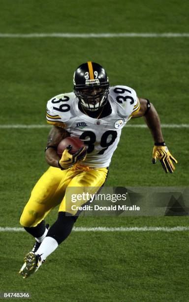 Running back Willie Parker of the Pittsburgh Steelers runs against the Arizona Cardinals during Super Bowl XLIII at Raymond James Stadium on February...