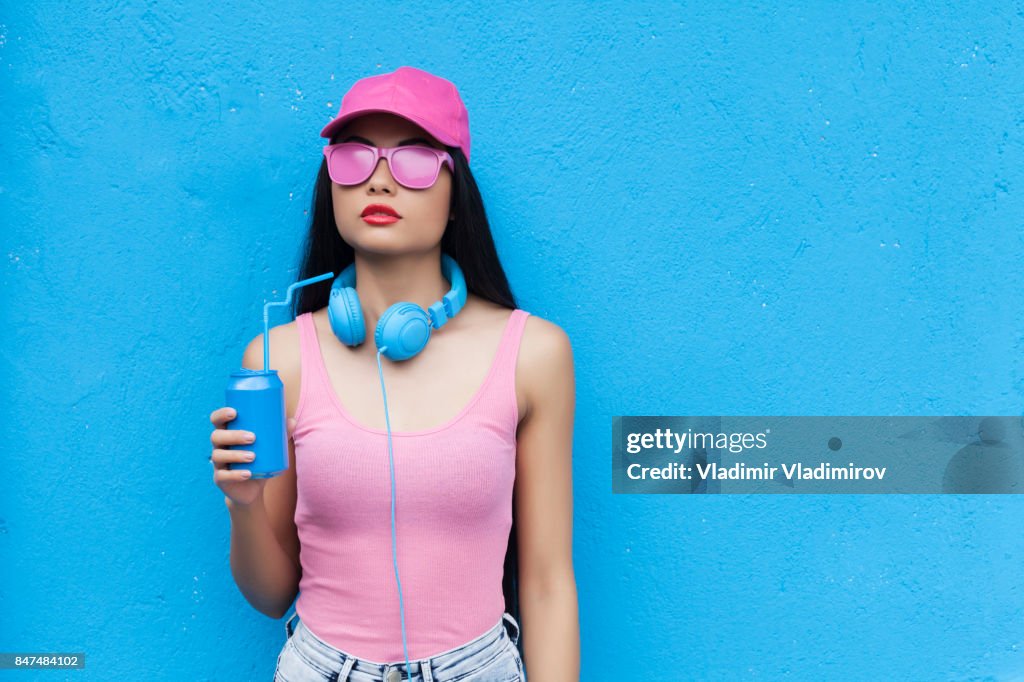 Mujer en traje rosado con azul puede