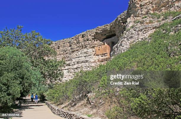 cliff dwelling - montezuma castle national monument in camp verde, arizona, usa - camp verde photos et images de collection