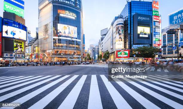 pedestrians are preparing to cross the shibuya crossing - distrito de shibuya fotografías e imágenes de stock