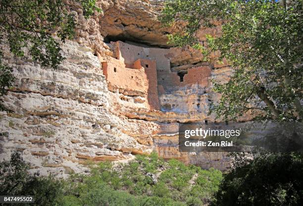 cliff dwelling - montezuma castle national monument in camp verde, arizona, usa - camp verde photos et images de collection