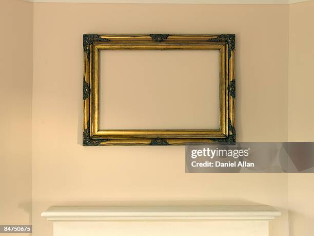 empty frame - photo frame on mantle piece stockfoto's en -beelden