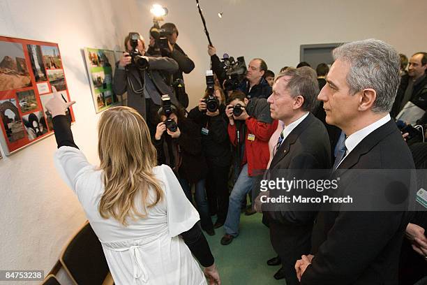 German President Horst Koehler and Saxony's Governor Stanislaw Tillich listen to a young photographer explaining a project at the Steinhaus Youth...