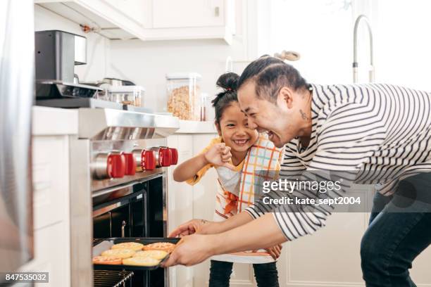 unterstützung von cookies mit papa - kids cooking stock-fotos und bilder