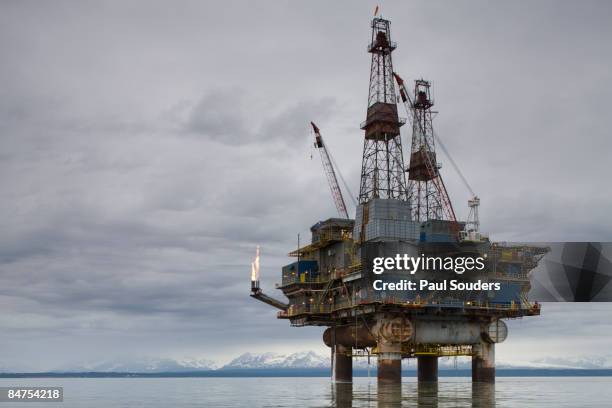 offshore oil rig, cook inlet, alaska - plateforme pétrolière offshore photos et images de collection