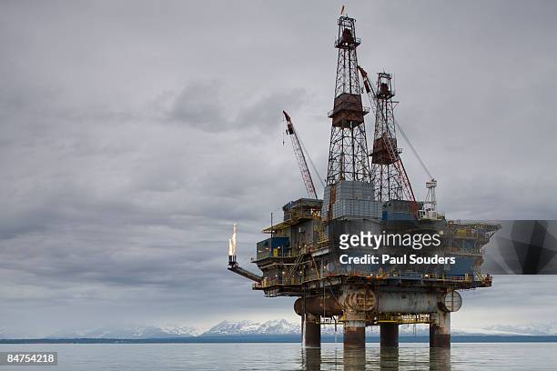 offshore oil rig, cook inlet, alaska - drilling rig stockfoto's en -beelden