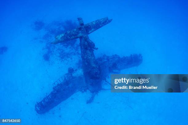 airplane graveyard, kwajalein atoll, marshall islands - îles marshall photos et images de collection