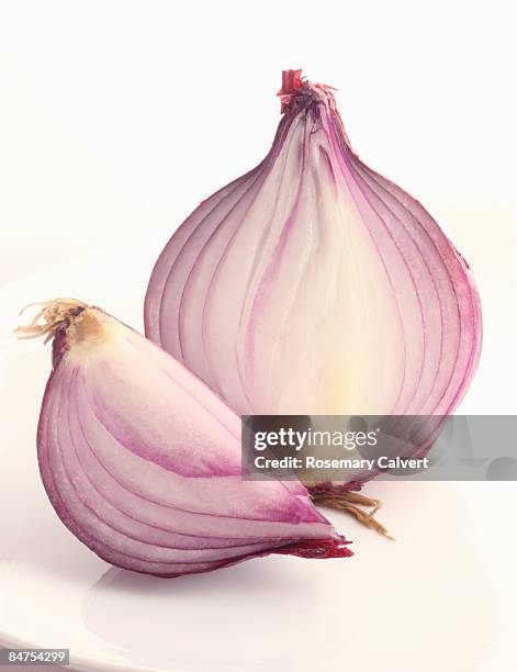 half and a quarter of a red onion. - red onion stockfoto's en -beelden