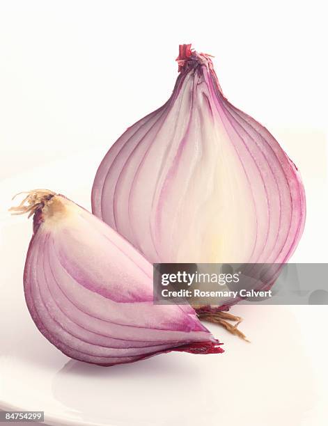 half and a quarter of a red onion. - spanish onion 個照片及圖片檔