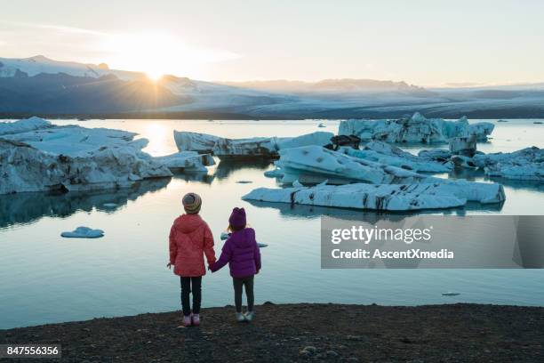 ijsland reizen met kinderen - laboratory for the symptoms of global warming stockfoto's en -beelden