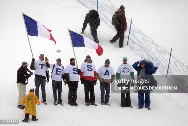 Supporters of France's Tessa Worley cheer during the women's giant slalom 1st run at the World Ski Championships on February 12, 2009 in Val d'Isere,...