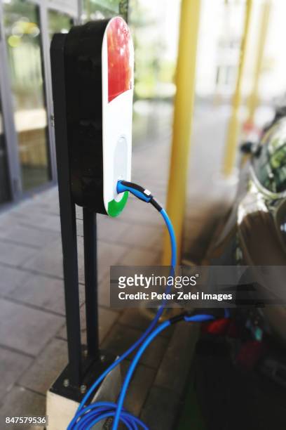 electric car charging station in vienna - österreich durchblick stock-fotos und bilder